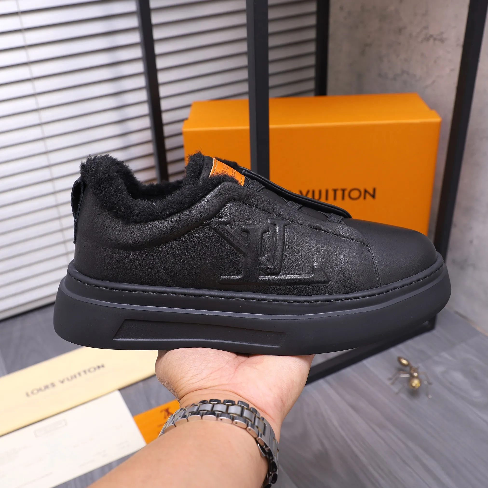 Men's shoes 💰p500 Product trademark: LV "Louis Vuitton Winter warm casual men's shoes Regular size: 38-44 Product materials: Selected high-quality cowhide upper, plush lining, rubber outsole